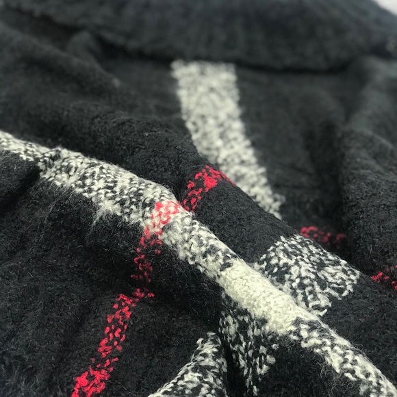 🔺SALE🔺Knitted Plaid Poncho in Black & Red - Picture 5 of 5